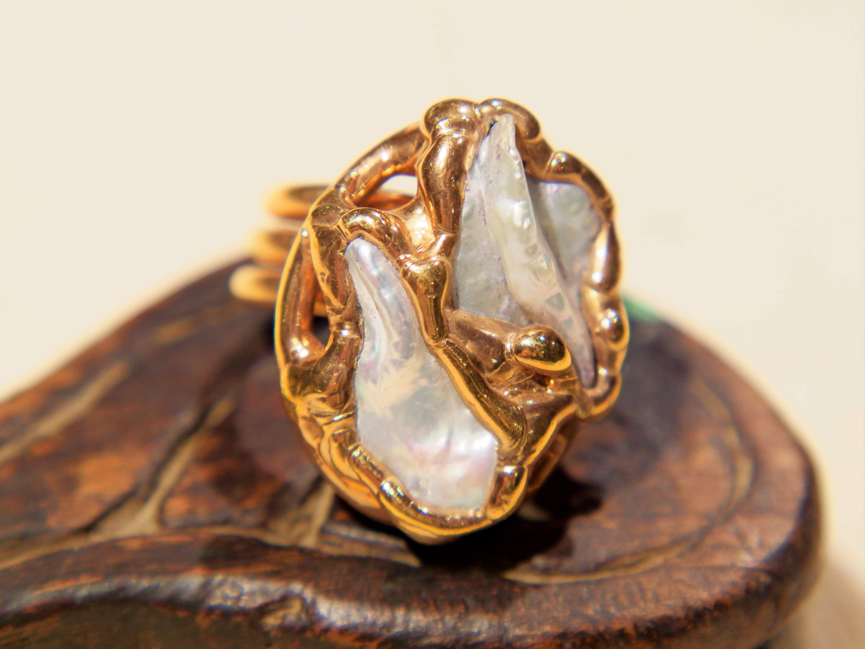 anello in ottone e perle scaramazze  costruito interamente a mano , pietre grezze lasciate tali . Anello costruito attorno alle pietre senza utilizzo di stampi o campioni standard .  unico .