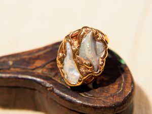 anello in ottone e perle scaramazze  costruito interamente a mano , pietre grezze lasciate tali . Anello costruito attorno alle pietre senza utilizzo di stampi o campioni standard .  unico .
