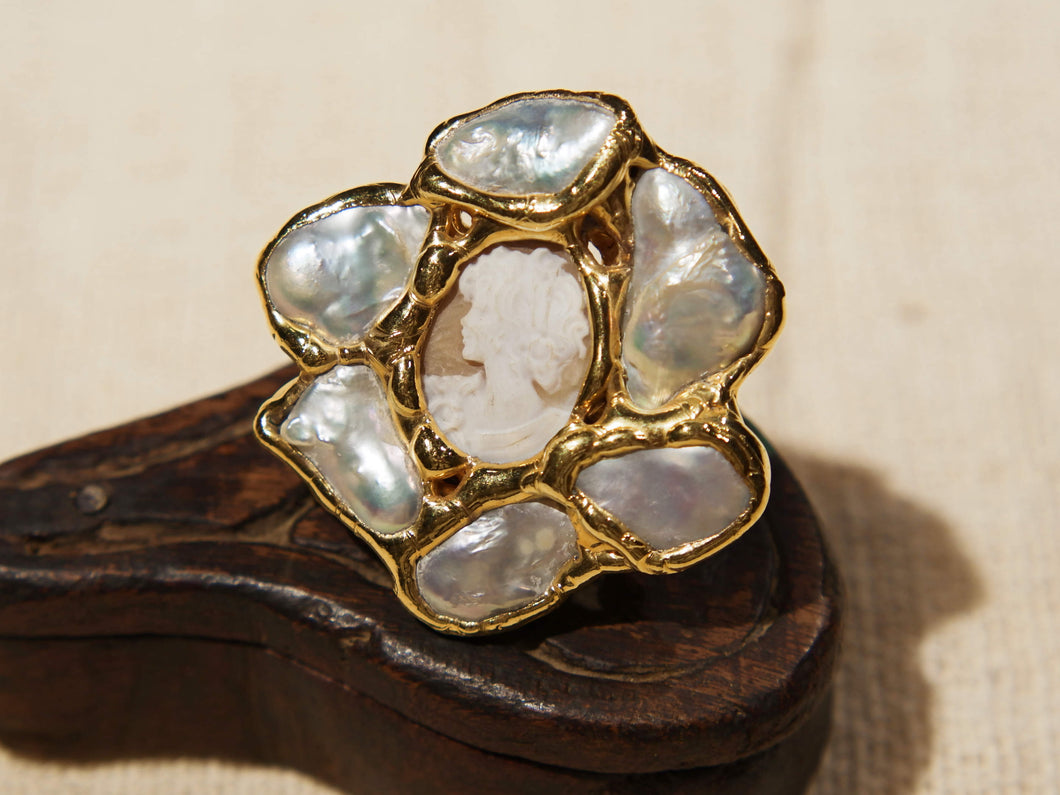 anello in ottone e perle scaramazze e cammeo  costruito interamente a mano , pietre grezze lasciate tali . Anello costruito attorno alle pietre senza utilizzo di stampi o campioni standard .
