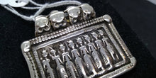 Carica l&#39;immagine nel visualizzatore di Gallery, vecchio pendaglio indiano in argento , pezzo unico lavorato artigianalmente , disponibili altri modelli con vari soggetti , contattare per ultriori infornazioni .  Si tratta di un ciondolo amuletico con d&#39;argento del XIX secolo o dell&#39;inizio del XX secolo indossato dal popolo tribale del Rajasthan, nell&#39;India settentrionale . è una rappresentazione delle otto madri (ashtamatrika: Brahmanai Bhairavi Chamundi Vaisnavi Varahi Mahesvari Indrani Kaumari) personificava i poteri shakti dei Deva (Dei).  peso 12gr  