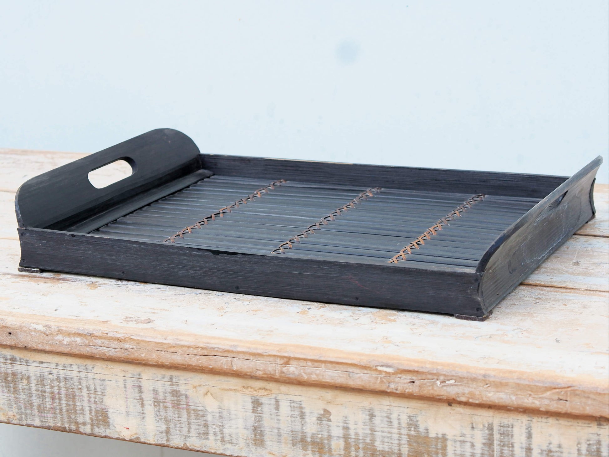 vassoio cinese in legno, bamboo e vimini dipinto nero . dimensioni 44x30xh6cm  per ulteriori info o foto  info@etniko.it 0039 3338778241 fb/ig : etnikobycrosato