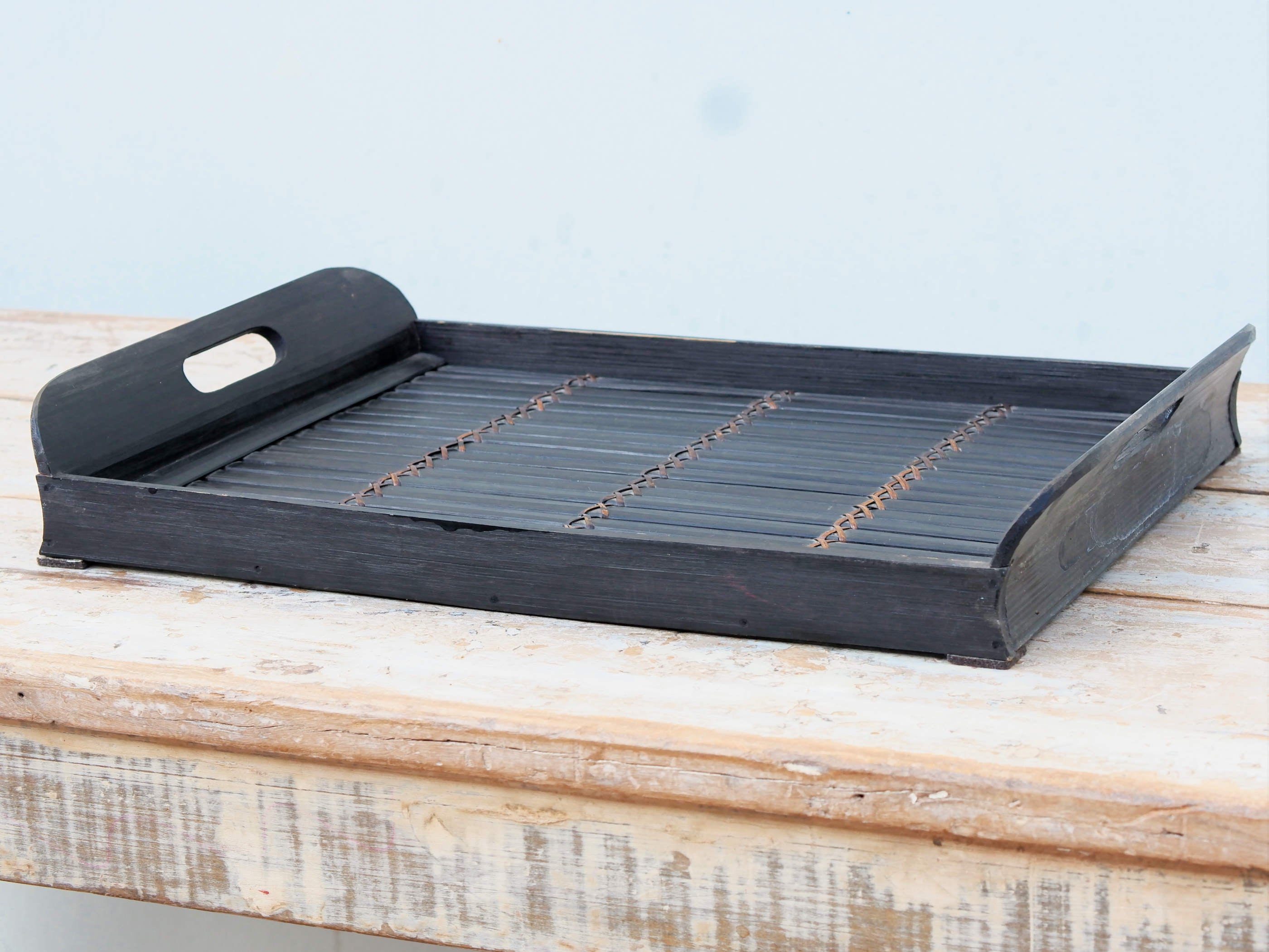 vassoio cinese in legno, bamboo e vimini dipinto nero . dimensioni 44x30xh6cm  per ulteriori info o foto  info@etniko.it 0039 3338778241 fb/ig : etnikobycrosato