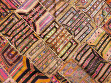 Carica l&#39;immagine nel visualizzatore di Gallery, vecchio arazzo in cotone e specchietti, lavorato artigianalmente a mano con tecnica patchwork.  per ogni pezzo ci possono volere mesi di lavoro sia per i ricami che per la ricerca di elementi, pezzi di tessuto antico, da abbinare all&#39;arazzo.  tipici dell&#39;india del nord, in Rajasthan  l&#39;arazzo in casa è simbolo di fortuna e prosperità.  Pezzo Unico. Ideale come tessuto da appendere a parete ma si puo&#39; impiegare anche come tappeto.    Dimensioni 100x180cm