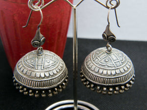 orecchini indiani lapadario , tipico orecchino indiano del Rajasthan lavorato artigianalmente databile primi 900 .  pezzo unico  dimensioni 6 x 4 cm  peso 42 gr 