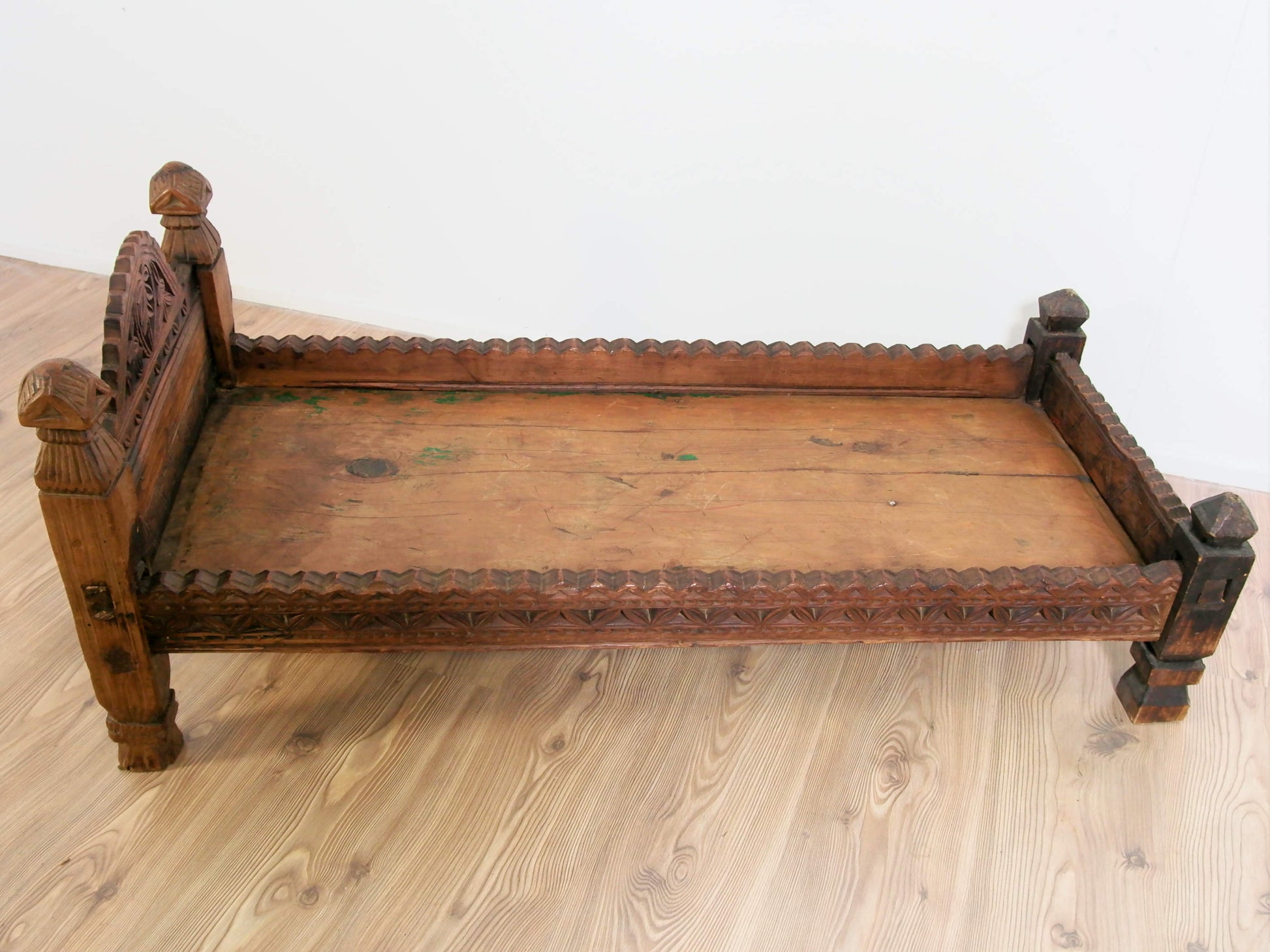 antico letto , tavolo indiano in legno di teak massello  mobile databile primi 900 inciso finemente .  costruito interamente ad incastro senza l'utilizzo di parti in metallo . Usato in principio come letto , tavolo , mobile da lavoro .