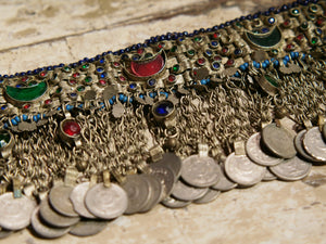 Questo vecchio ornamento pashtun per il collo o la testa proviene dall'Afghanistan è stato realizzato a mano dai nomadi Pasthun che vivono nella regione di confine del Pakistan.