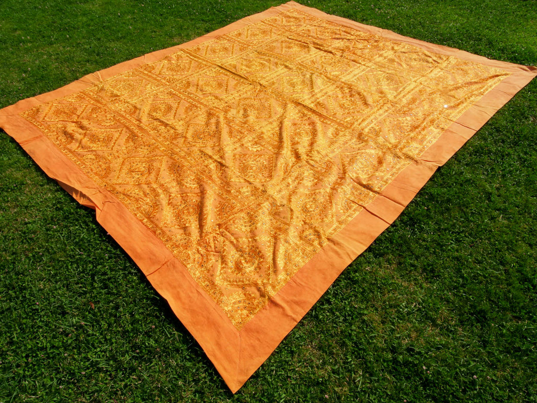 Telo Indiano in cotone doppio strato, ricamato tono su tono con specchietti,  di color arancione. Può essere impiegato come copridivano, copriletto, tovaglia o tessuto da appendere a parete. Dimensioni 215x270cm