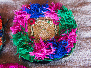 vecchio tessuto indiano ricamato , pezzo unico lavorato a mano in ogni parte con filo in cotone , filo oro e perline . tipico del gujarat usato come decoro ed addobbo .  misure 12x9 x1  cm indicative ( + / - 1 cm)  peso 40/45 gr   indicare sull'ordine il numero scelto   disponibili vari colori e dimensioni  contattare per info  0039 3338778241 info@etniko.it  fb/ig etniko by crosato