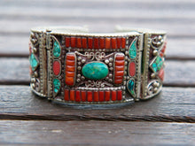 Carica l&#39;immagine nel visualizzatore di Gallery, bracciale in argento con turchese e corallo, cesellatura a rilievo. pezzo unico raro e di difficile lavorazione, parti a sbalzo, incastonatura.  altezza bracciale 4cm spessore massmo 0,5 cm peso 110 gr  per ulteriori info o foto mail info@etniko.it whatsapp 00393338778241