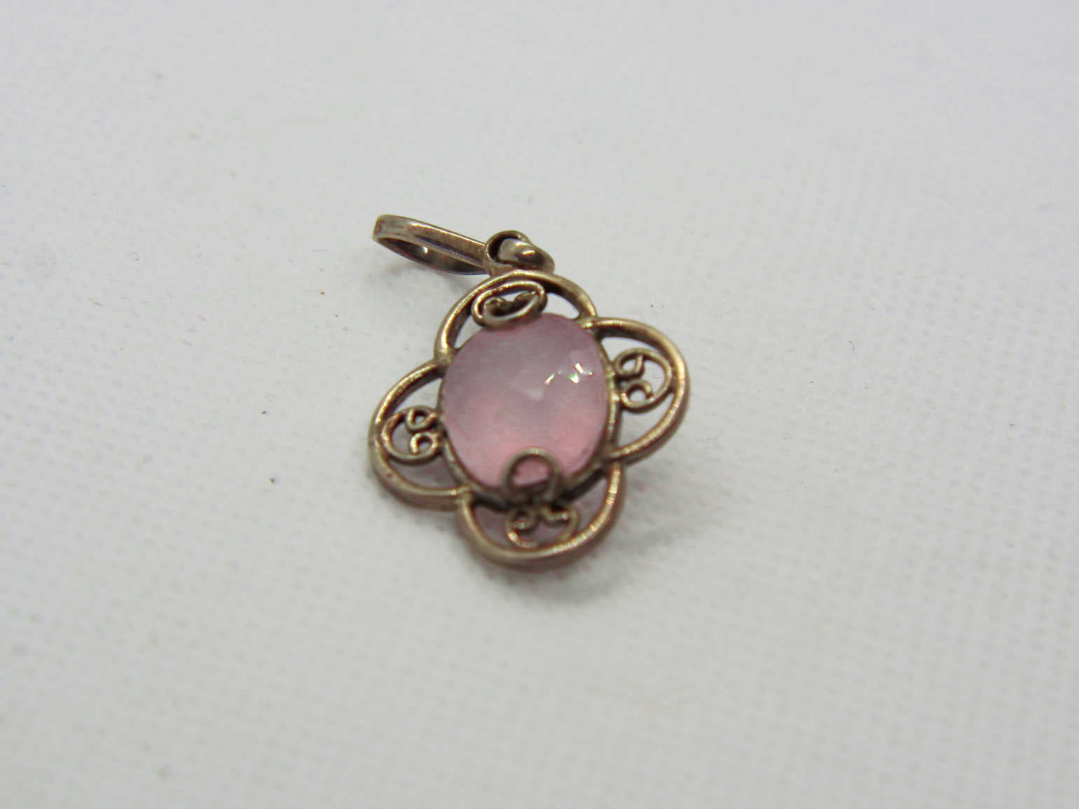 pendaglio in argento e quarzo rosa taglio brillante . lavorato artigianalmente .  spedizione compresa .  dimensione 4 x 2 cm  peso 4,5 gr