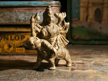 Carica l&#39;immagine nel visualizzatore di Gallery, statuetta di Durga indiana in metallo inciso artigianalmente .  Presso la religione induista  &quot;colei che difficilmente si può avvicinare&quot; è una forma di Devi , ovvero della Madre Divina (che assume anche molte altre forme, tra cui Sarasvati , Parvati, Lakshmi, Kālī).