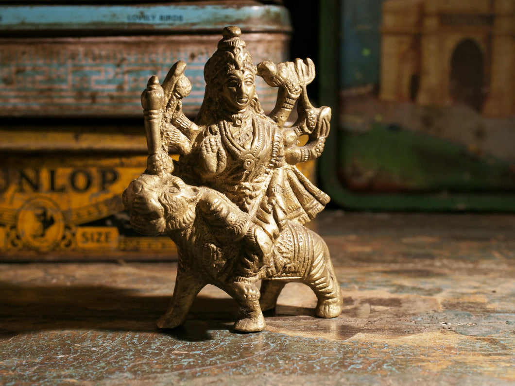 statuetta di Durga indiana in metallo inciso artigianalmente .  Presso la religione induista  
