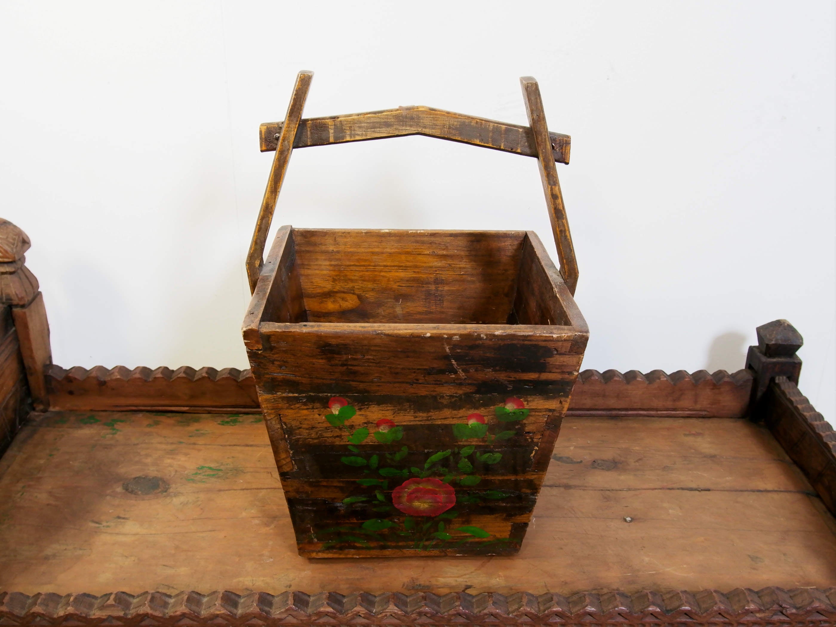 cesto cinese portariso in legno  legno di olmo decorato , dipinto con motivo floreale   databile anni 40 , autentico e conservto  nessun elemento rifatto o sostituito  interamente costruito ad incastro senza l'ultilizzo di parti in metallo .  per info  www.etniko.it  facebook / instagram  etnikobycrosato   per altri prodotti e aggiornamenti negozio nei preferiti   disponibili altri modelli  0039 3338778241