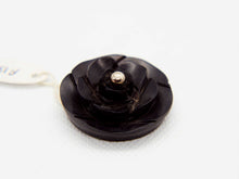 Carica l&#39;immagine nel visualizzatore di Gallery, pendaglio in ebano nero intagliato a fiore con punto in argento  dimensione diametro 3 x 1 cm  peso 6,6 gr