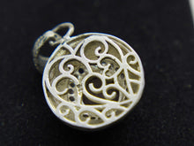 Carica l&#39;immagine nel visualizzatore di Gallery, pendaglio in stile turco , arabo .  argento , corniola e zirconi .  tutto originale ed autentico , lavorato artigianalmente fronte e retro  dimensioni  4 x 2,3 cm  peso 10 gr 