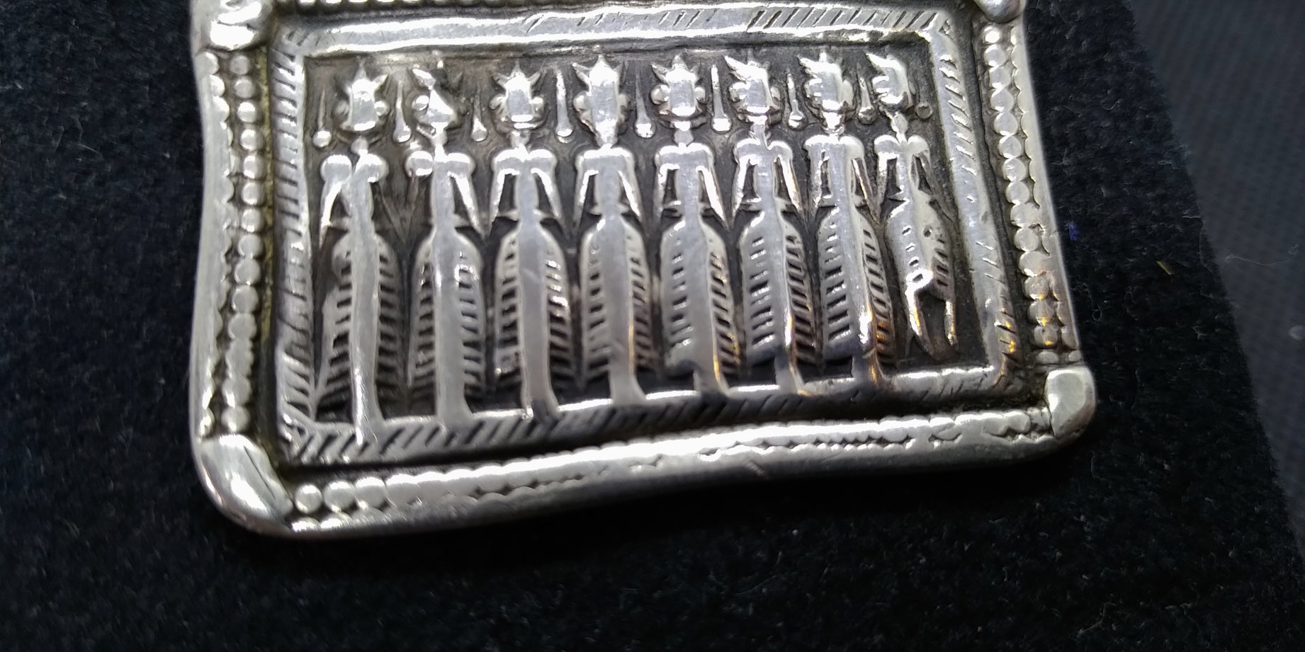 vecchio pendaglio indiano in argento , pezzo unico lavorato artigianalmente , disponibili altri modelli con vari soggetti , contattare per ultriori infornazioni .  Si tratta di un ciondolo amuletico con d'argento del XIX secolo o dell'inizio del XX secolo indossato dal popolo tribale del Rajasthan, nell'India settentrionale . è una rappresentazione delle otto madri (ashtamatrika: Brahmanai Bhairavi Chamundi Vaisnavi Varahi Mahesvari Indrani Kaumari) personificava i poteri shakti dei Deva (Dei).  peso 12gr  