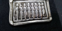 vecchio pendaglio indiano in argento , pezzo unico lavorato artigianalmente , disponibili altri modelli con vari soggetti , contattare per ultriori infornazioni .  Si tratta di un ciondolo amuletico con d'argento del XIX secolo o dell'inizio del XX secolo indossato dal popolo tribale del Rajasthan, nell'India settentrionale . è una rappresentazione delle otto madri (ashtamatrika: Brahmanai Bhairavi Chamundi Vaisnavi Varahi Mahesvari Indrani Kaumari) personificava i poteri shakti dei Deva (Dei).  peso 12gr  