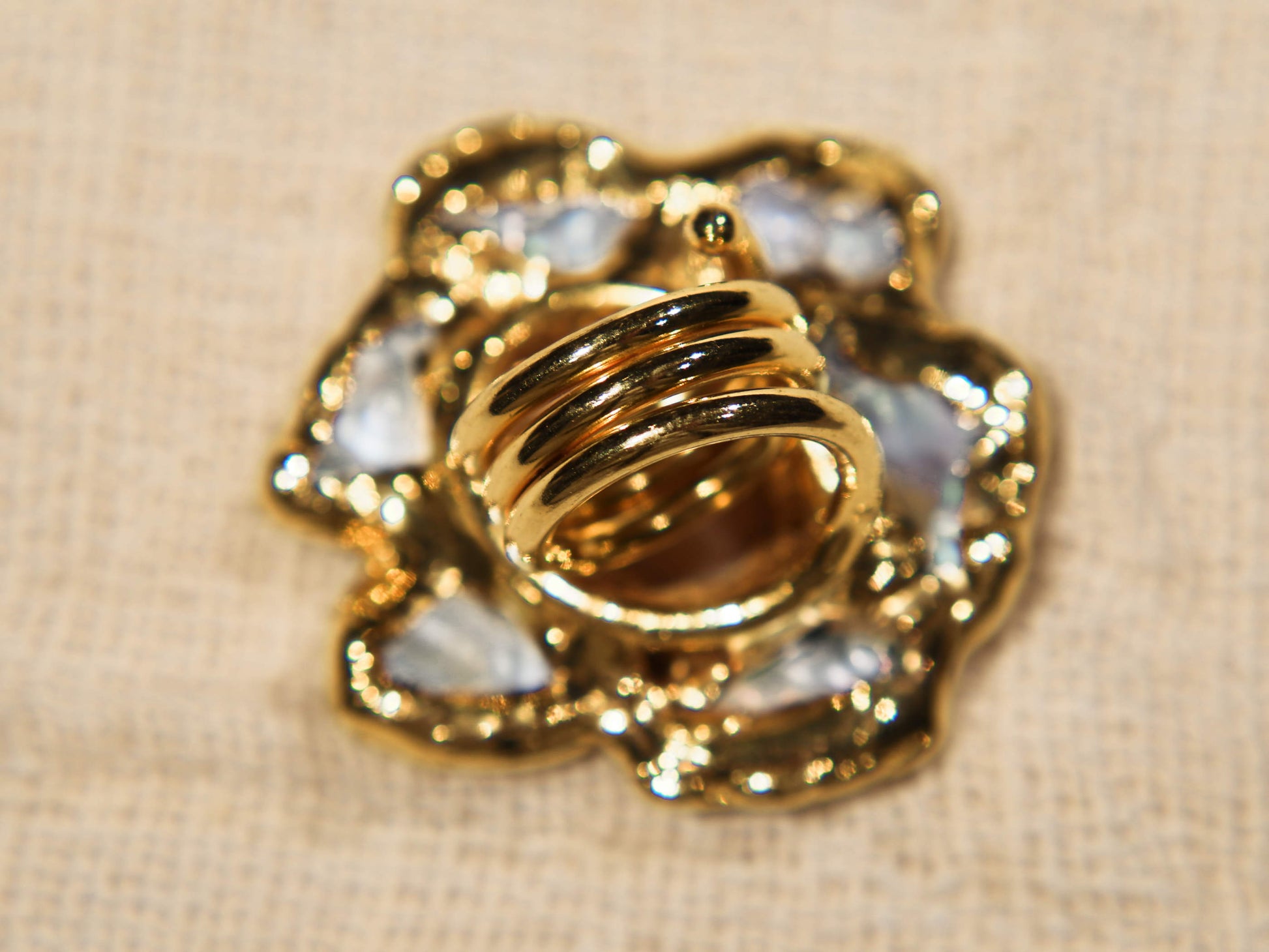 anello in ottone e perle scaramazze e cammeo  costruito interamente a mano , pietre grezze lasciate tali . Anello costruito attorno alle pietre senza utilizzo di stampi o campioni standard .