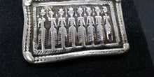 Carica l&#39;immagine nel visualizzatore di Gallery, vecchio pendaglio indiano in argento , pezzo unico lavorato artigianalmente , disponibili altri modelli con vari soggetti , contattare per ultriori infornazioni .  Si tratta di un ciondolo amuletico con d&#39;argento del XIX secolo o dell&#39;inizio del XX secolo indossato dal popolo tribale del Rajasthan, nell&#39;India settentrionale . è una rappresentazione delle otto madri (ashtamatrika: Brahmanai Bhairavi Chamundi Vaisnavi Varahi Mahesvari Indrani Kaumari) personificava i poteri shakti dei Deva (Dei).  peso 12gr  