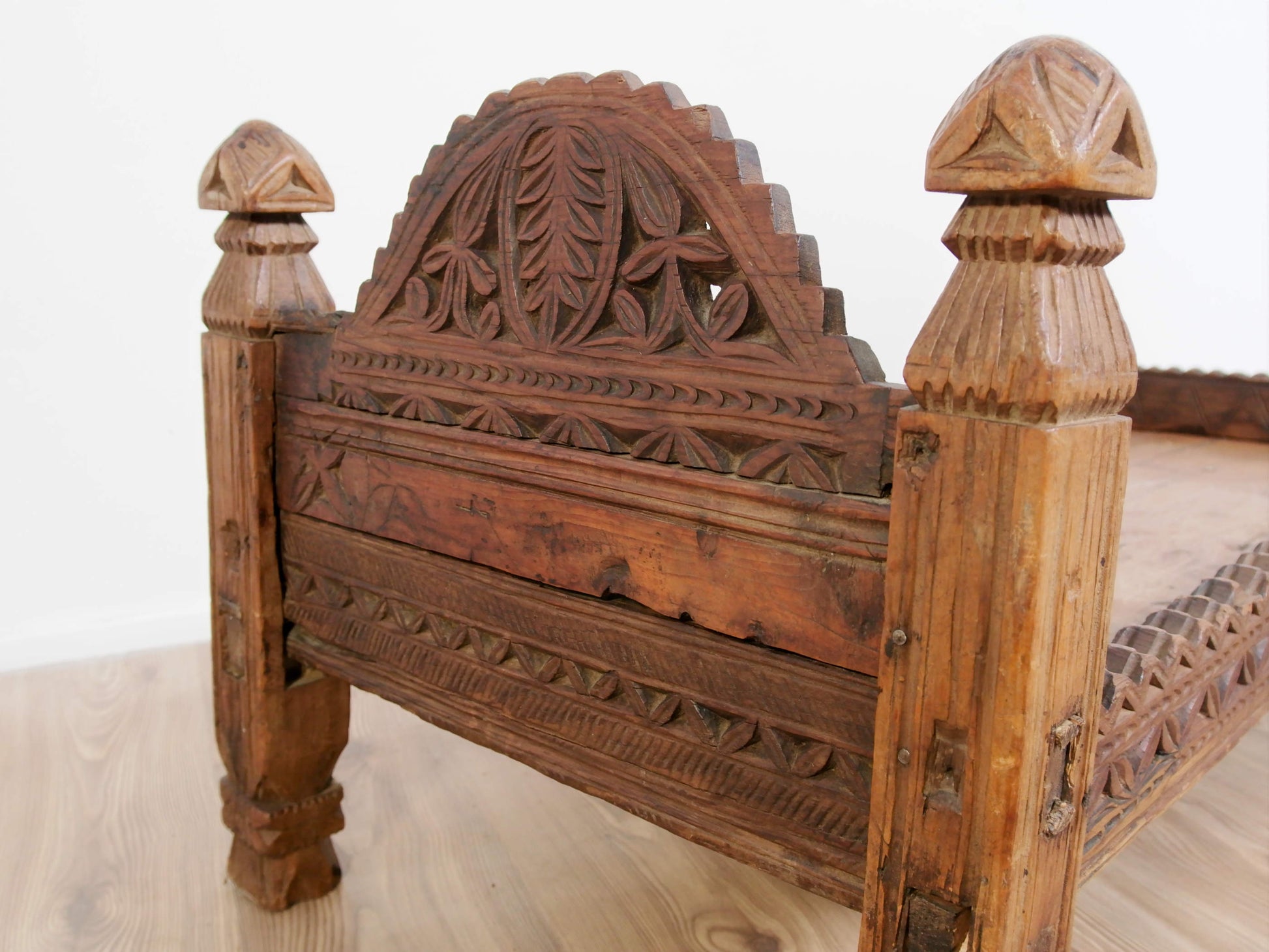antico letto , tavolo indiano in legno di teak massello  mobile databile primi 900 inciso finemente .  costruito interamente ad incastro senza l'utilizzo di parti in metallo . Usato in principio come letto , tavolo , mobile da lavoro .