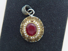 Carica l&#39;immagine nel visualizzatore di Gallery, pendaglio in stile turco , arabo .  argento , corniola e zirconi .  tutto originale ed autentico , lavorato artigianalmente fronte e retro  dimensioni  4 x 2,3 cm  peso 10 gr 