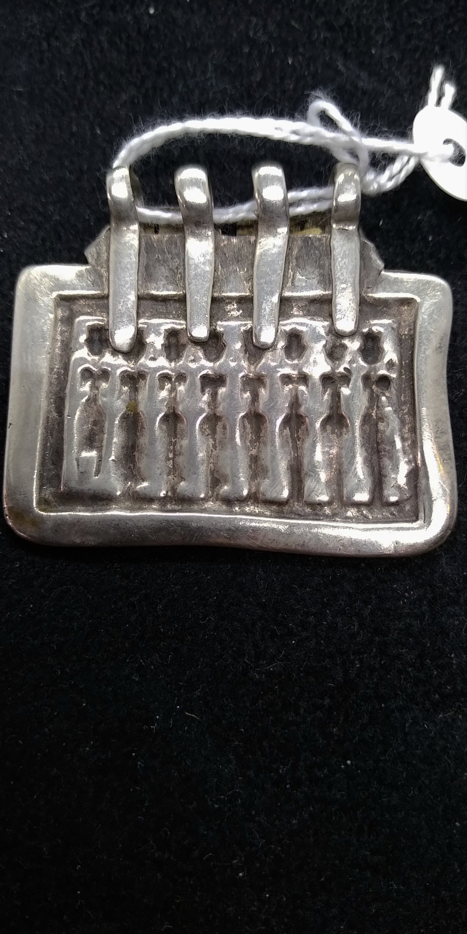vecchio pendaglio indiano in argento , pezzo unico lavorato artigianalmente , disponibili altri modelli con vari soggetti , contattare per ultriori infornazioni .  Si tratta di un ciondolo amuletico con d'argento del XIX secolo o dell'inizio del XX secolo indossato dal popolo tribale del Rajasthan, nell'India settentrionale . è una rappresentazione delle otto madri (ashtamatrika: Brahmanai Bhairavi Chamundi Vaisnavi Varahi Mahesvari Indrani Kaumari) personificava i poteri shakti dei Deva (Dei).  peso 12gr  