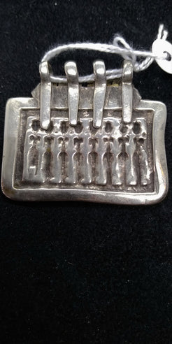 vecchio pendaglio indiano in argento , pezzo unico lavorato artigianalmente , disponibili altri modelli con vari soggetti , contattare per ultriori infornazioni .  Si tratta di un ciondolo amuletico con d'argento del XIX secolo o dell'inizio del XX secolo indossato dal popolo tribale del Rajasthan, nell'India settentrionale . è una rappresentazione delle otto madri (ashtamatrika: Brahmanai Bhairavi Chamundi Vaisnavi Varahi Mahesvari Indrani Kaumari) personificava i poteri shakti dei Deva (Dei).  peso 12gr  