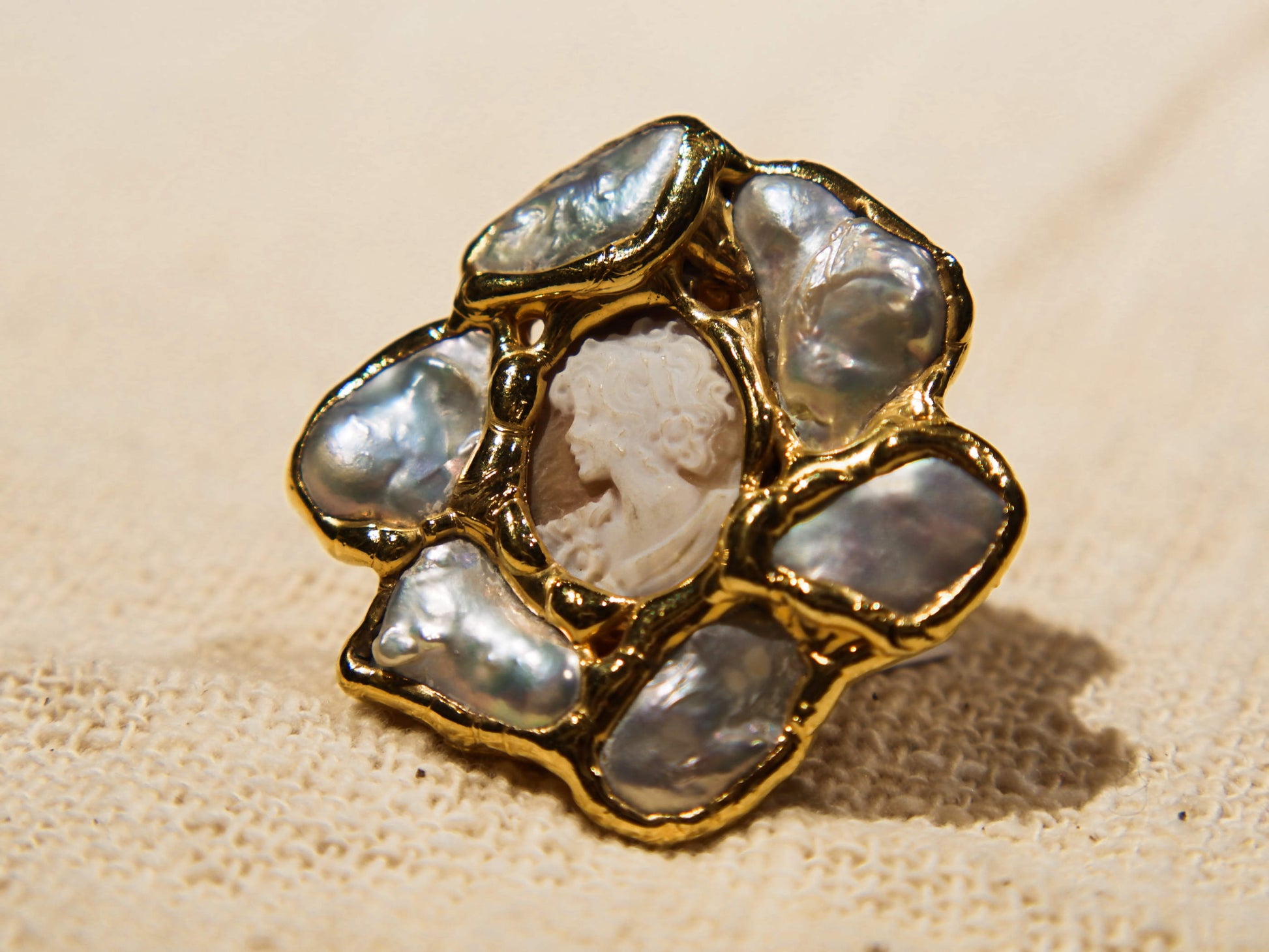 anello in ottone e perle scaramazze e cammeo  costruito interamente a mano , pietre grezze lasciate tali . Anello costruito attorno alle pietre senza utilizzo di stampi o campioni standard .