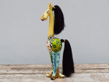 Carica l&#39;immagine nel visualizzatore di Gallery, Statua di giraffa in legno finemente dipinta e decorata.  Dimensioni 10x12 h38cm.   per ulteriori info o foto mail info@etniko.it whatsapp 0039 3338778241 etsy / ig / fb : etnikobycrosato