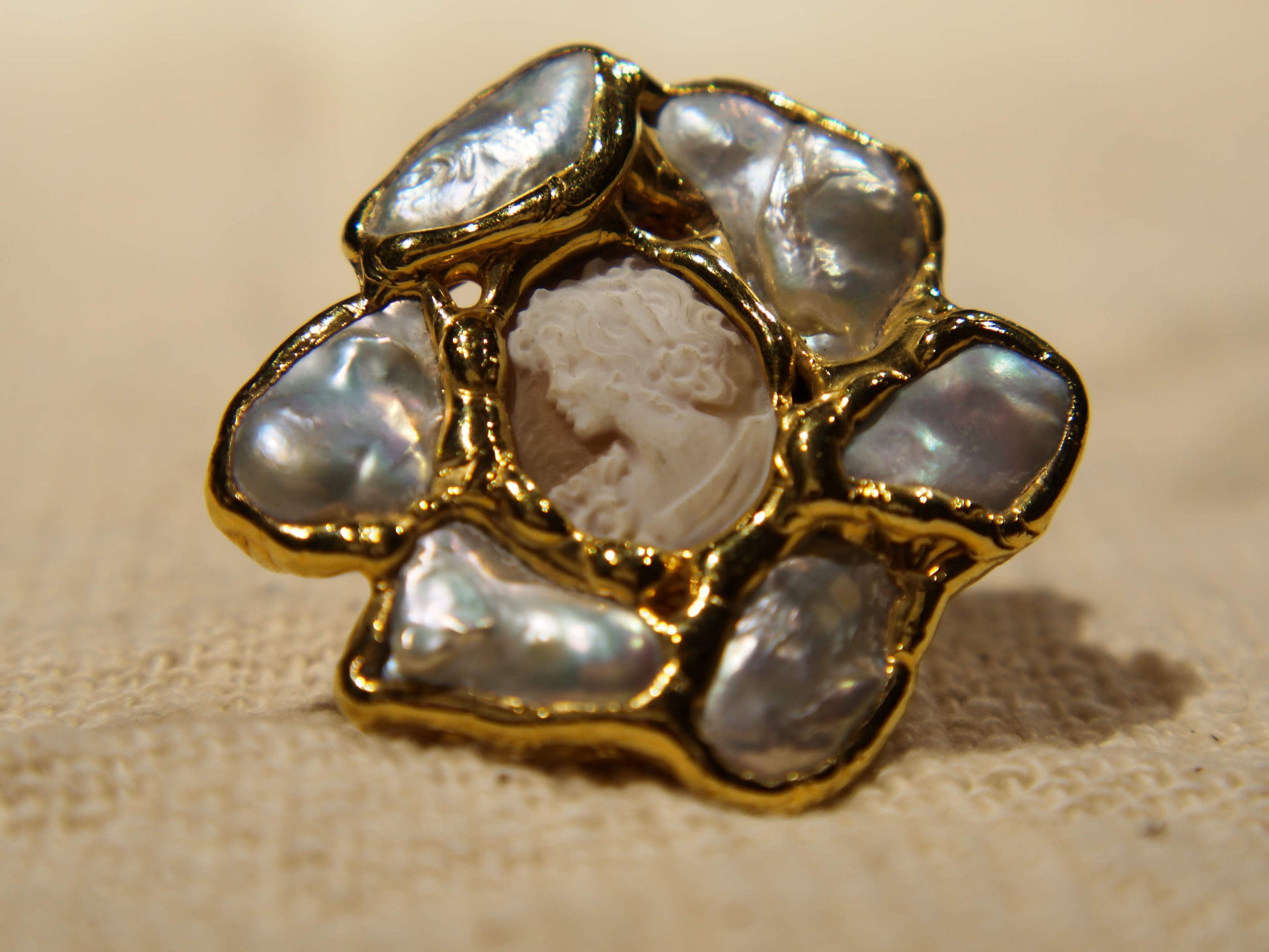 anello in ottone e perle scaramazze e cammeo  costruito interamente a mano , pietre grezze lasciate tali . Anello costruito attorno alle pietre senza utilizzo di stampi o campioni standard .