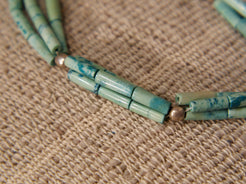 collana con pietre semipreziose , pietre dure .  pietre naturali non tinte o alterate chimicamente . tris di fili alternati  in turchese con chiusura  Pezzo unico assemblato artigianalmente .  lunghezza 80 cm  peso 78 gr