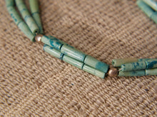 Carica l&#39;immagine nel visualizzatore di Gallery, collana con pietre semipreziose , pietre dure .  pietre naturali non tinte o alterate chimicamente . tris di fili alternati  in turchese con chiusura  Pezzo unico assemblato artigianalmente .  lunghezza 80 cm  peso 78 gr
