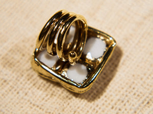 anello in ottone ed agata bianca  costruito interamente a mano , pietre grezze lasciate tali . Anello costruito attorno alle pietre senza utilizzo di stampi o campioni standard .