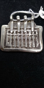 vecchio pendaglio indiano in argento , pezzo unico lavorato artigianalmente , disponibili altri modelli con vari soggetti , contattare per ultriori infornazioni .  Si tratta di un ciondolo amuletico con d'argento del XIX secolo o dell'inizio del XX secolo indossato dal popolo tribale del Rajasthan, nell'India settentrionale . è una rappresentazione delle otto madri (ashtamatrika: Brahmanai Bhairavi Chamundi Vaisnavi Varahi Mahesvari Indrani Kaumari) personificava i poteri shakti dei Deva (Dei).  peso 12gr  