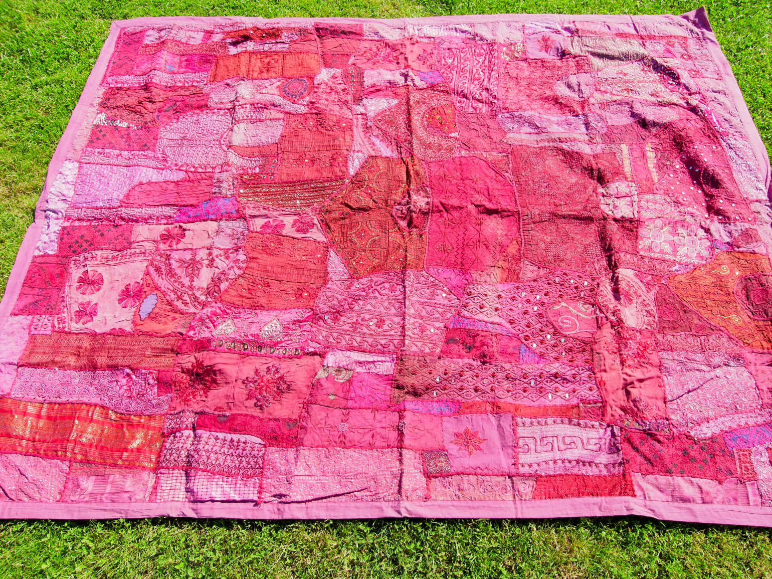 vecchio arazzo in cotone, lavorato artigianalmente a mano con tecnica patchwork.  per ogni pezzo ci possono volere mesi di lavoro sia per i ricami che per la ricerca di elementi, pezzi di tessuto antico, da abbinare all'arazzo.  tipici dell'india del nord, in Rajasthan  l'arazzo in casa è simbolo di fortuna e prosperità.  Pezzo Unico. Ideale come tessuto da appendere a parete ma si puo' impiegare anche come tappeto.    Dimensioni 165x210cm