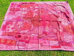vecchio arazzo in cotone, lavorato artigianalmente a mano con tecnica patchwork.  per ogni pezzo ci possono volere mesi di lavoro sia per i ricami che per la ricerca di elementi, pezzi di tessuto antico, da abbinare all'arazzo.  tipici dell'india del nord, in Rajasthan  l'arazzo in casa è simbolo di fortuna e prosperità.  Pezzo Unico. Ideale come tessuto da appendere a parete ma si puo' impiegare anche come tappeto.    Dimensioni 165x210cm