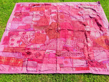 Carica l&#39;immagine nel visualizzatore di Gallery, vecchio arazzo in cotone, lavorato artigianalmente a mano con tecnica patchwork.  per ogni pezzo ci possono volere mesi di lavoro sia per i ricami che per la ricerca di elementi, pezzi di tessuto antico, da abbinare all&#39;arazzo.  tipici dell&#39;india del nord, in Rajasthan  l&#39;arazzo in casa è simbolo di fortuna e prosperità.  Pezzo Unico. Ideale come tessuto da appendere a parete ma si puo&#39; impiegare anche come tappeto.    Dimensioni 165x210cm