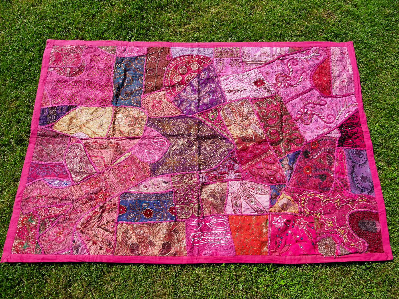 vecchio arazzo in cotone e perline, lavorato artigianalmente a mano con tecnica patchwork.  per ogni pezzo ci possono volere mesi di lavoro sia per i ricami che per la ricerca di elementi, pezzi di tessuto antico, da abbinare all'arazzo.  tipici dell'india del nord, in Rajasthan  l'arazzo in casa è simbolo di fortuna e prosperità.  Pezzo Unico. Ideale come tessuto da appendere a parete ma si puo' impiegare anche come tappeto.    Dimensioni 100x150cm