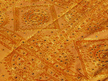 Carica l&#39;immagine nel visualizzatore di Gallery, Telo Indiano in cotone doppio strato, ricamato tono su tono con specchietti,  di color arancione. Può essere impiegato come copridivano, copriletto, tovaglia o tessuto da appendere a parete. Dimensioni 215x270cm