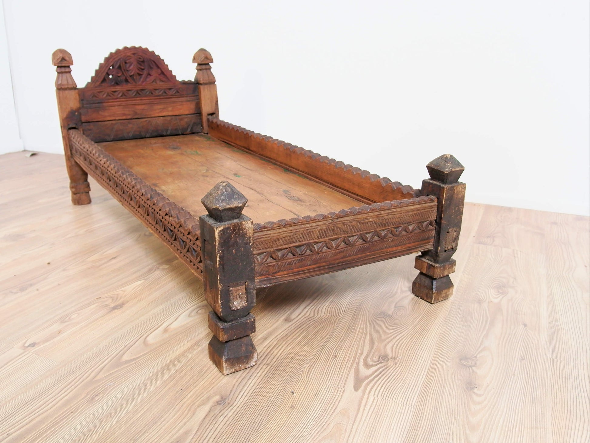 antico letto , tavolo indiano in legno di teak massello  mobile databile primi 900 inciso finemente .  costruito interamente ad incastro senza l'utilizzo di parti in metallo . Usato in principio come letto , tavolo , mobile da lavoro .