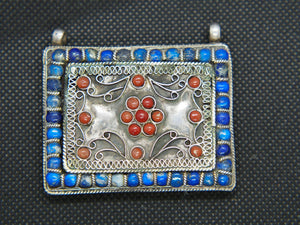 pendaglio indiano in argento , corallo e lapislazzuli  pezzo unico , lavorato artigianalmente  dimensioni 5,5x4,5,1  peso 77 gr 