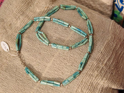 collana con pietre semipreziose , pietre dure .  pietre naturali non tinte o alterate chimicamente . tris di fili alternati  in turchese con chiusura  Pezzo unico assemblato artigianalmente .  lunghezza 80 cm  peso 78 gr