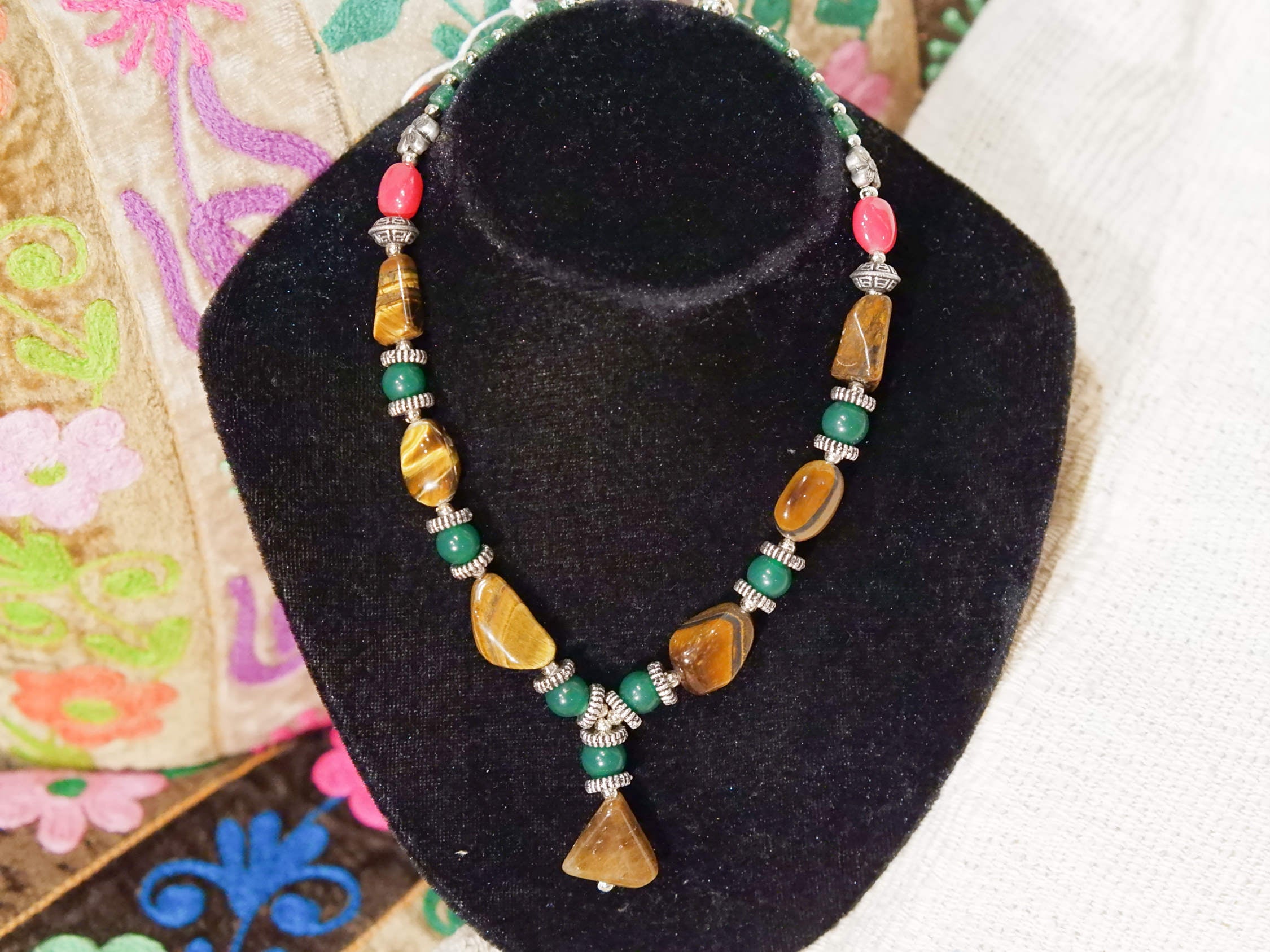 collana con pietre semipreziose , pietre dure .  pietre naturali non tinte o alterate chimicamente . occhio di tigre , giada .  Pezzo unico assemblato artigianalmente .  lunghezza 18 cm  peso 40 gr 
