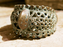 Carica l&#39;immagine nel visualizzatore di Gallery, antico bracciale arficano del Benin usato in origine come moneta di scambio databile primi 900 lavorato a mano in bronzo inciso e traforato .