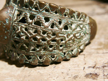 Carica l&#39;immagine nel visualizzatore di Gallery, antico bracciale arficano del Benin usato in origine come moneta di scambio databile primi 900 lavorato a mano in bronzo inciso e traforato .