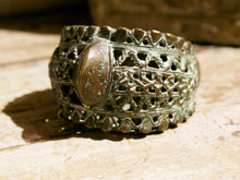 Carica l&#39;immagine nel visualizzatore di Gallery, antico bracciale arficano del Benin usato in origine come moneta di scambio databile primi 900 lavorato a mano in bronzo inciso e traforato .