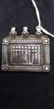 Carica l&#39;immagine nel visualizzatore di Gallery, Si tratta di un ciondolo amuletico con d&#39;argento del XIX secolo o dell&#39;inizio del XX secolo indossato dal popolo tribale del Rajasthan, nell&#39;India settentrionale . è una rappresentazione delle otto madri (ashtamatrika: Brahmanai Bhairavi Chamundi Vaisnavi Varahi Mahesvari Indrani Kaumari) personificava i poteri shakti dei Deva (Dei). 