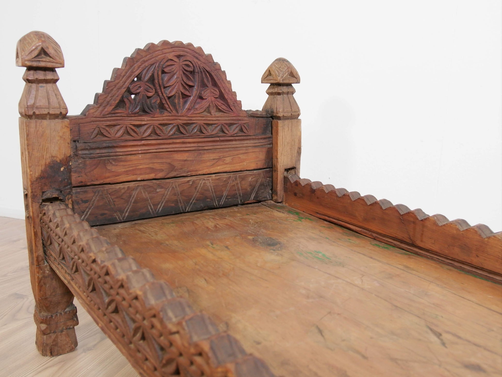 antico letto , tavolo indiano in legno di teak massello  mobile databile primi 900 inciso finemente .  costruito interamente ad incastro senza l'utilizzo di parti in metallo . Usato in principio come letto , tavolo , mobile da lavoro .