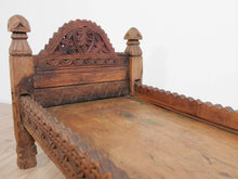 Carica l&#39;immagine nel visualizzatore di Gallery, antico letto , tavolo indiano in legno di teak massello  mobile databile primi 900 inciso finemente .  costruito interamente ad incastro senza l&#39;utilizzo di parti in metallo . Usato in principio come letto , tavolo , mobile da lavoro .