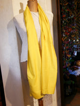Carica l&#39;immagine nel visualizzatore di Gallery, scialle in seta e lana di color giallo.  pezzo unico.  peso 120 grammi, dimensioni 70x200cm.